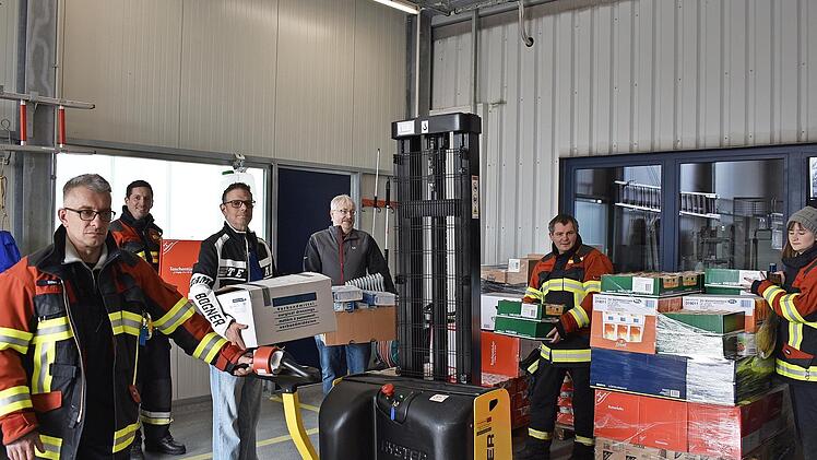 Der Initiator Jörg Böhm (links) packt mit an.
