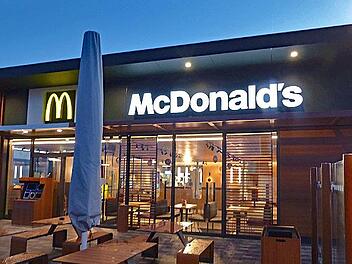 McDonalds hat eine der letzten Flächen auf dem Gewerbepark A 71 erworben und verkauft dort seine Burger. Auf zehn Hektar soll das Gebiet weiter wachsen und zusätzliche Betriebe anlocken.