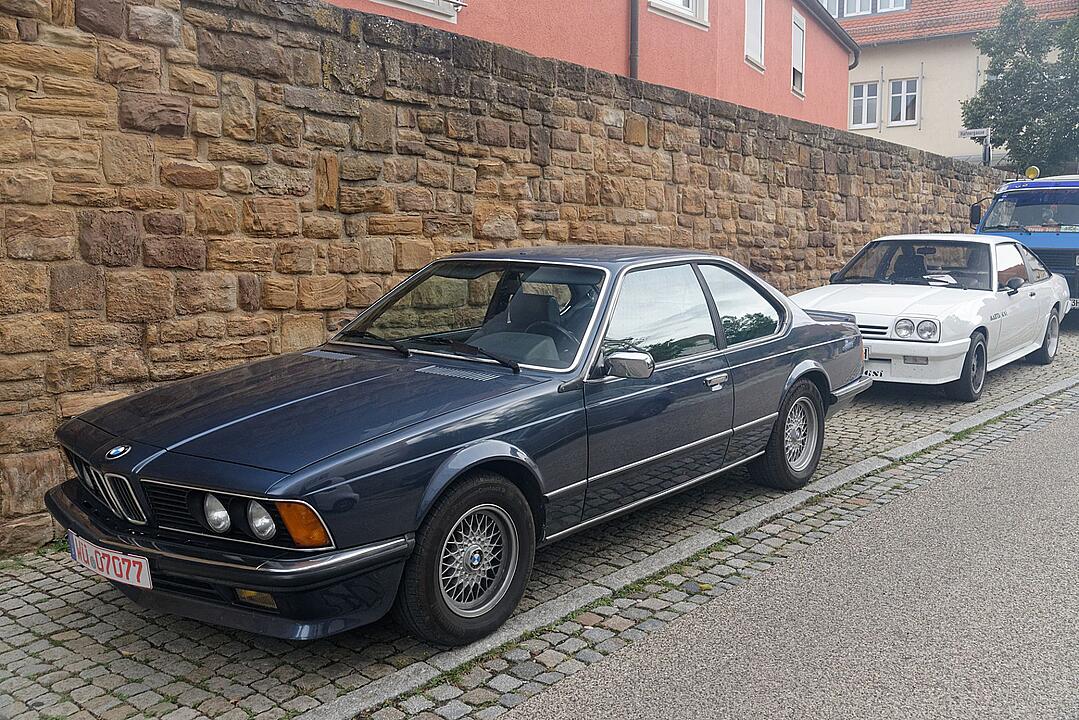 Historische Automobile und Motorräder