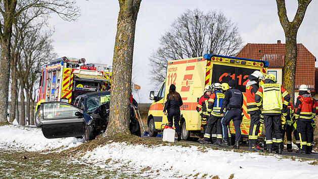 Frau lebensgef&auml;hrlich verletzt: 18-j&auml;hrige Fahranf&auml;ngerin verliert Kontrolle &uuml;ber Auto und kracht gegen Baum