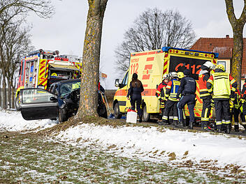 Frau lebensgef&auml;hrlich verletzt: 18-j&auml;hrige Fahranf&auml;ngerin verliert Kontrolle &uuml;ber Auto und kracht gegen Baum