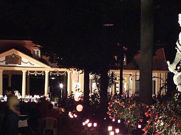 Dank Lichtern und Lampions war der Kurgarten in Bad Bocklet auch in der Dunkelheit erleuchtet.   Foto: Björn Hein