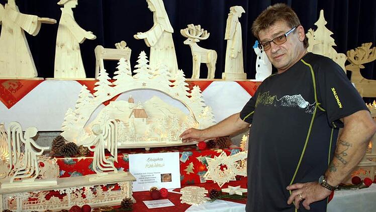 Hauptsache, seine kunstvoll gefertigten Lichterbögen leuchten. Ottmar Wunder aus Steinwiesen kann von diesen Kunstwerken seit fünf Jahren gar nicht genug bekommen. Außerdem fertigt er bis zu 60 Zentimeter große Krippenfiguren.