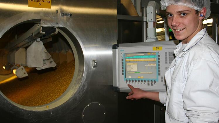 Heute legt Maschinenanlagenführer Christopher Kalb nur den Finger an. Fotos: Andreas Oswald