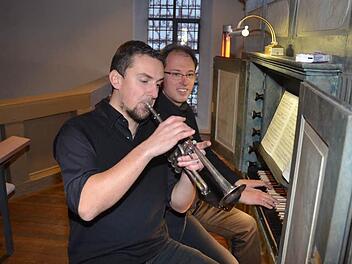 Die beiden Instrumental-Virtuosen Markus Blomenhofer (Orgel) und Peter Weiß (Trompete) begeisterten die Zuhörer in der Dreifaltigkeitskirche Theisenort mit einem Konzert zum 175. Orgeljubiläum.  Foto: Hofmann
