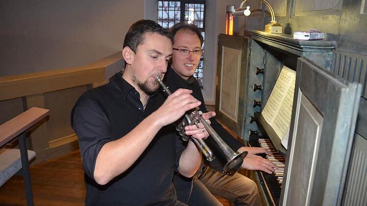 Die beiden Instrumental-Virtuosen Markus Blomenhofer (Orgel) und Peter Weiß (Trompete) begeisterten die Zuhörer in der Dreifaltigkeitskirche Theisenort mit einem Konzert zum 175. Orgeljubiläum.  Foto: Hofmann