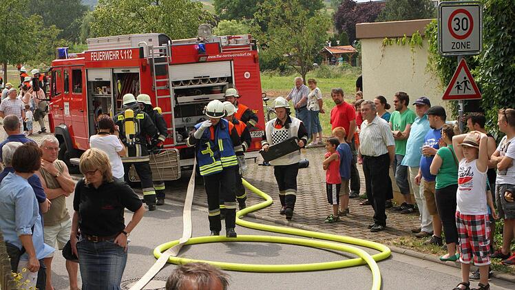 Viele Bürger verfolgten die Schauübung und den Einsatz der 5 Ortswehren. Foto: Günther Geiling