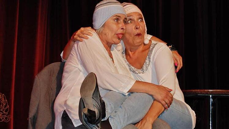 Starke Mimik und freche Dialoge lieferten die "Lästerschwästern" beim Kissinger Kabarettherbst.  Fotos: Sigismund von Dobschütz