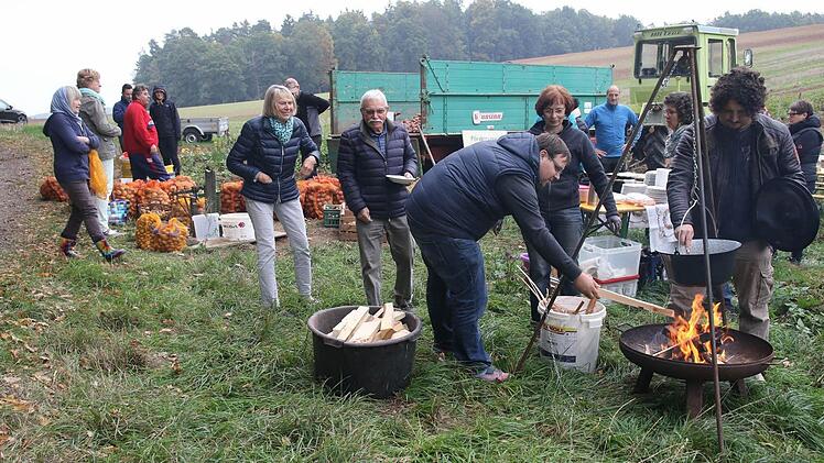 Chemiefreie, alte Kartoffelsorten sind heiß begehrt. Dies zeigte das 1. Kartoffelfest zwischen Rohrbach und Grub am Forst. Denn viele Besucher kam von weit her, um mehr über die alten Sorten zu erfahren. Foto: Michael Stelzner