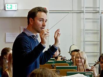 Alexander Merzyn bei der Probenarbeit mit dem Philharmonischen Orchester Coburg. Am Samstag (20 Uhr) dirigiert er das Adventskonzert im Landestheater. Auf dem Programm: Tschaikowsky, Bruch und Dvorák. Foto: Jochen Berger