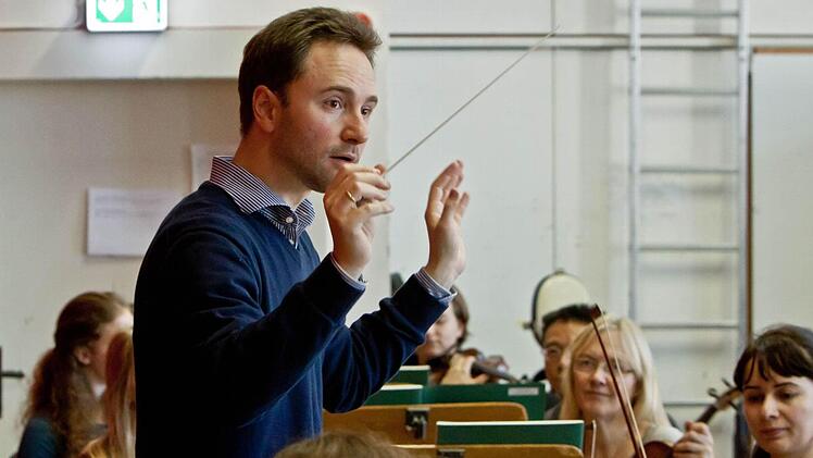 Alexander Merzyn bei der Probenarbeit mit dem Philharmonischen Orchester Coburg. Am Samstag (20 Uhr) dirigiert er das Adventskonzert im Landestheater. Auf dem Programm: Tschaikowsky, Bruch und Dvorák. Foto: Jochen Berger