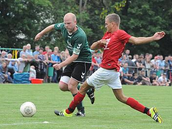 Besorgt auf den Oberschenkel von Stefan Denner (hier im Zweikampf mit Timo Fehr, TSVgg Hausen) blicken die Verantwortlichen und Fans der DJK Weichtungen im finalen Relegationsspiel.  Foto: Hopf