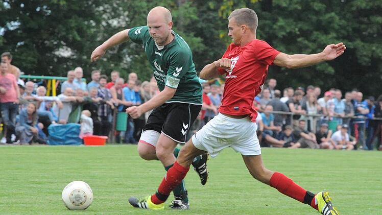 Besorgt auf den Oberschenkel von Stefan Denner (hier im Zweikampf mit Timo Fehr, TSVgg Hausen) blicken die Verantwortlichen und Fans der DJK Weichtungen im finalen Relegationsspiel.  Foto: Hopf