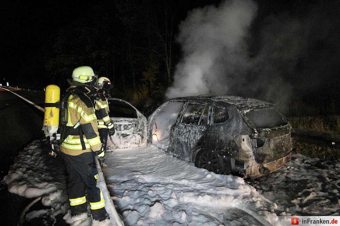 Auto geht auf A73  in Flammen auf