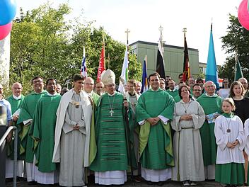 Detlev Pötzl mit Erzbischof Ludwig Schick und anderen, die zu seiner Verabschiedung in die Kirche St. Urban kamen. Foto: Barbara Herbst