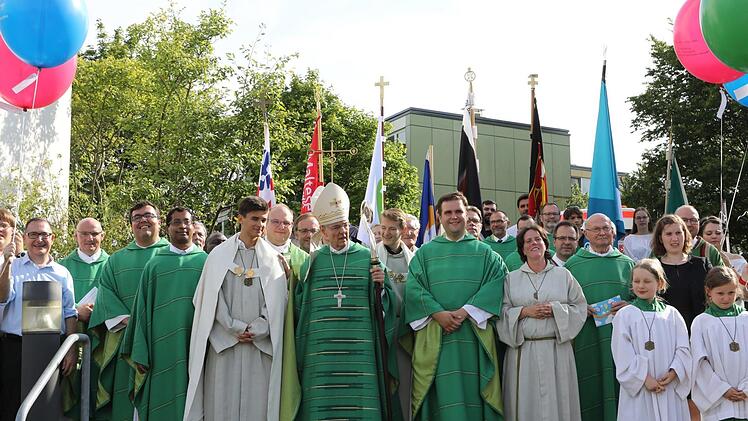Detlev Pötzl mit Erzbischof Ludwig Schick und anderen, die zu seiner Verabschiedung in die Kirche St. Urban kamen. Foto: Barbara Herbst