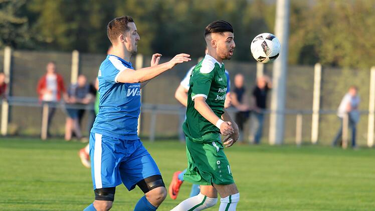 TSV-Kapit&auml;n Steffen Taubenreuther (hier links gegen Cancut Civelek) sah in der 88. Minute die zweite Rote Karte des Spiels. Zuvor musste schon Andr&eacute; Scholz beim Friesen nach 17 Minuten vom Platz.  Foto: Peter Mularczyk