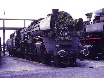 Fast wehmütig wird die mit Flieder geschmückte 001 088 zu ihrem letzten planmäßigen Einsatz am 2.6.1973 in Bamberg empfangen. Foto: Jürgen Neller