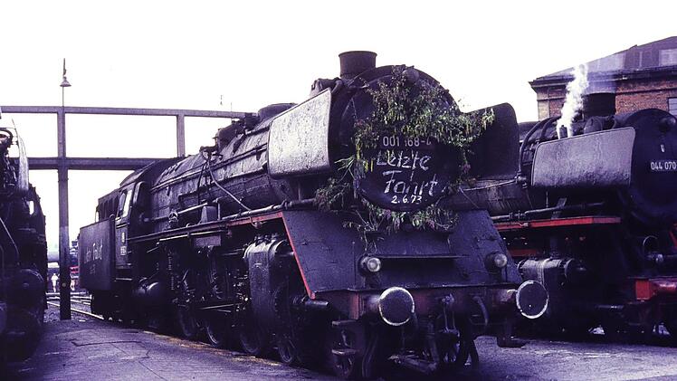 Fast wehmütig wird die mit Flieder geschmückte 001 088 zu ihrem letzten planmäßigen Einsatz am 2.6.1973 in Bamberg empfangen. Foto: Jürgen Neller