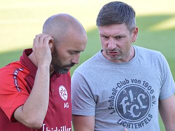 Nach dem zur&uuml;ckliegenden 0:3 gegen Baiersdorf hatte das Lichtenfelser Trainer-Duo Alexander Grau (links) und Christian Goller viel Gespr&auml;chsbedarf.  Foto: Gunther Czepera