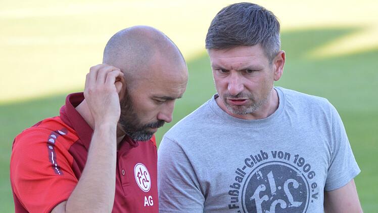 Nach dem zur&uuml;ckliegenden 0:3 gegen Baiersdorf hatte das Lichtenfelser Trainer-Duo Alexander Grau (links) und Christian Goller viel Gespr&auml;chsbedarf.  Foto: Gunther Czepera