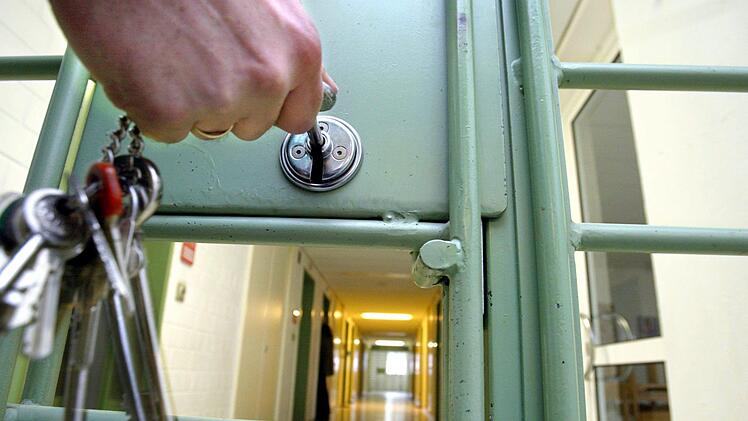 Bereits zum zweiten Mal war ein Straftäter aus dem Bezirkskrankenhaus in Lohr am Main entkommen. Symbolfoto: Marcus Führer/dpa