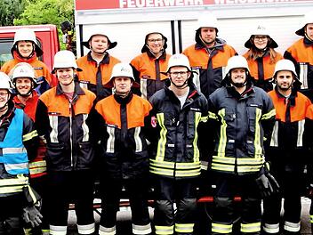 Die erfolgreichen Feuerwehrleute mit den Vertretern der Stadt Eltmann und der Feuerwehrführung  Foto: gg