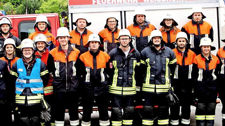 Die erfolgreichen Feuerwehrleute mit den Vertretern der Stadt Eltmann und der Feuerwehrführung  Foto: gg