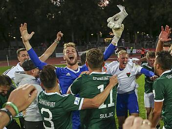 Geschafft: Im Elfmeterschie&szlig;en hielt FC-05-Keeper Luis Maria Zwick einen Versuch und bescherte den Schweinfurtern den Sieg im Achtelfinale gegen Ingolstadt. Was folgte, war Party pur. Mittendrin Amar Suljic (Nummer 11), der das 1:0 erzielt hatte.  Foto: Heiko Becker