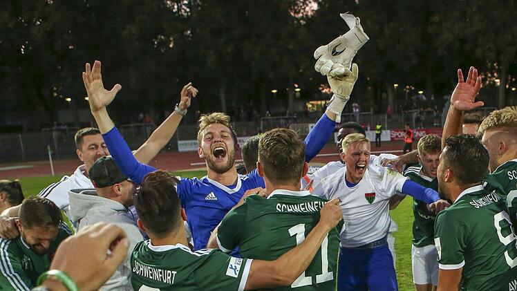 Geschafft: Im Elfmeterschie&szlig;en hielt FC-05-Keeper Luis Maria Zwick einen Versuch und bescherte den Schweinfurtern den Sieg im Achtelfinale gegen Ingolstadt. Was folgte, war Party pur. Mittendrin Amar Suljic (Nummer 11), der das 1:0 erzielt hatte.  Foto: Heiko Becker