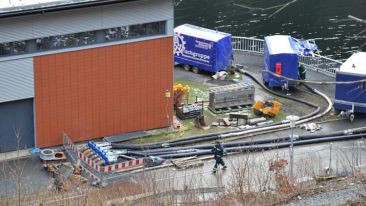 Dort wird das Wasser mit Havariepumpen ins Gebäude geleitet. Foto: Sandra Hackenberg