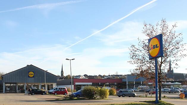 Der Lidl-Markt in Nachbarschaft zum Fachmarktzentrum in der Mainau soll durch einen Neubau ersetzt werden. Bem&uuml;hungen gibt es zudem um eine Verbesserung der Zufahrt. Foto: Popp