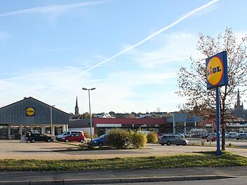 Der Lidl-Markt in Nachbarschaft zum Fachmarktzentrum in der Mainau soll durch einen Neubau ersetzt werden. Bemühungen gibt es zudem um eine Verbesserung der Zufahrt. Foto: Popp