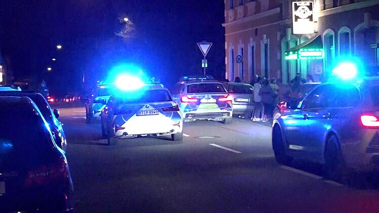 Messerstecherei erfordert Gro&szlig;einsatz der Polizei - zwei Verletzte, eine Festnahme