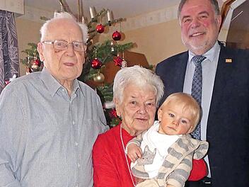 Das Jubelpaar Hans und Christa Burkhardt mit Enkel Theo und B&uuml;rgermeister Karl-Heinz Hertlein.