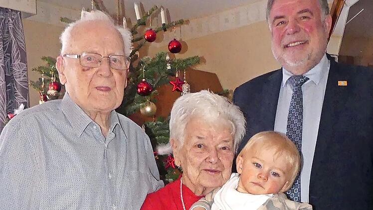 Das Jubelpaar Hans und Christa Burkhardt mit Enkel Theo und B&uuml;rgermeister Karl-Heinz Hertlein.