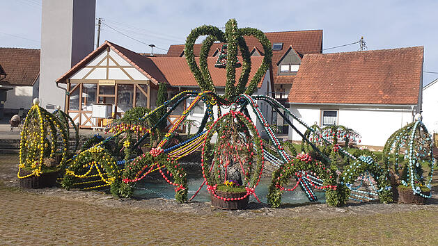 Mit seinen insgesamt 11.000 bemalten Eiern ist der Osterbrunnen in Bieberbach der weltweit gr&ouml;&szlig;te Osterbrunnen.
