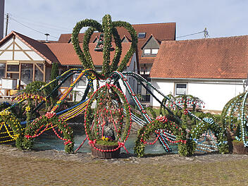 Mit seinen insgesamt 11.000 bemalten Eiern ist der Osterbrunnen in Bieberbach der weltweit gr&ouml;&szlig;te Osterbrunnen.