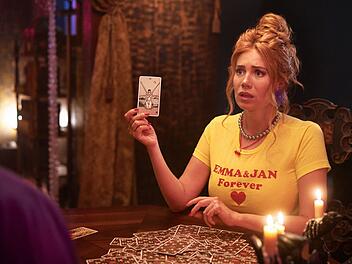 Ivy (Palina Rojinski) kann es nicht glauben: Nach einem Orakel kennt sie ihre gro&szlig;e Liebe bereits.
