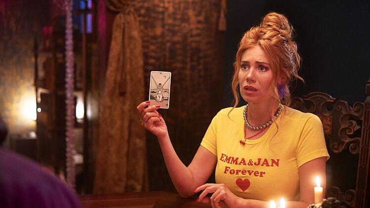 Ivy (Palina Rojinski) kann es nicht glauben: Nach einem Orakel kennt sie ihre gro&szlig;e Liebe bereits.