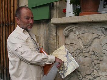 Robert Hirschmann  zeigt das Wappen,  das ein  Relikt  des früheren  Ritterschlosses  ist. Foto:  Sonja Adam