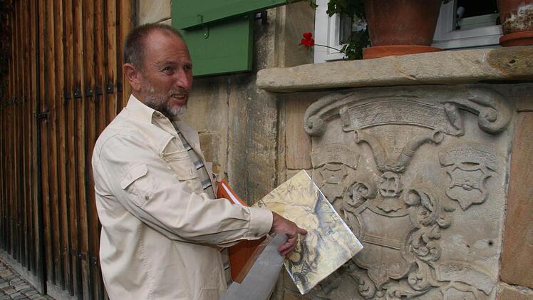 Robert Hirschmann  zeigt das Wappen,  das ein  Relikt  des früheren  Ritterschlosses  ist. Foto:  Sonja Adam