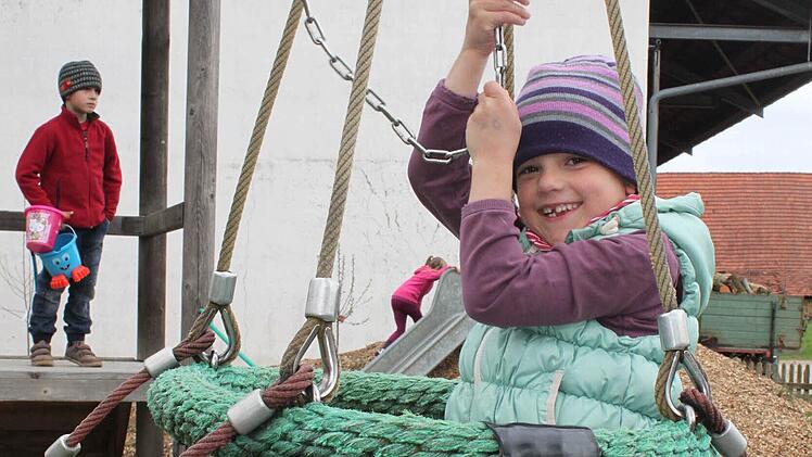Sissi Brozio steht die Freude über das reparierte Spielgerät ins Gesicht geschrieben. Jetzt kann sich die Fünfjährige abenteuerlich über eine Schlucht ziehen. Fotos: Markus Häggberg