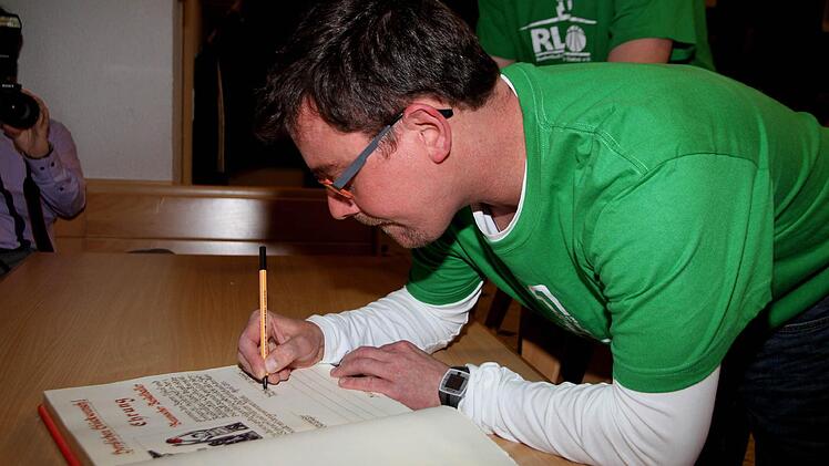 Headcoach Timo Fuchs durfte sich als Erster ins "Goldene Buch" eintragen.