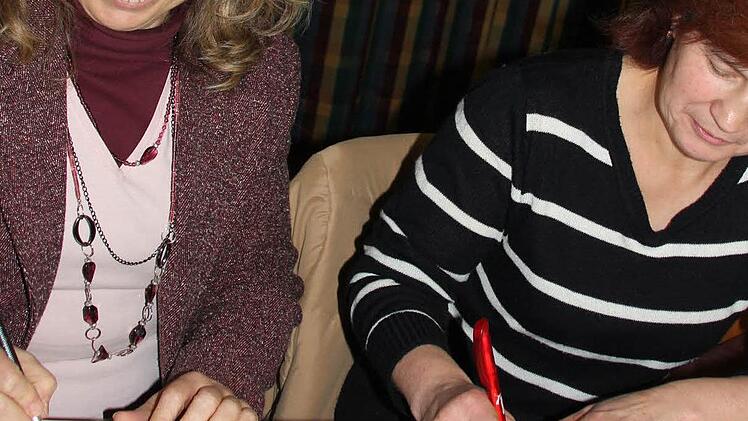 Lilo Stubenrauch und Gerda Virnekäs füllen ihre Bewerberbögen aus.Fotos:Ralf Kestel