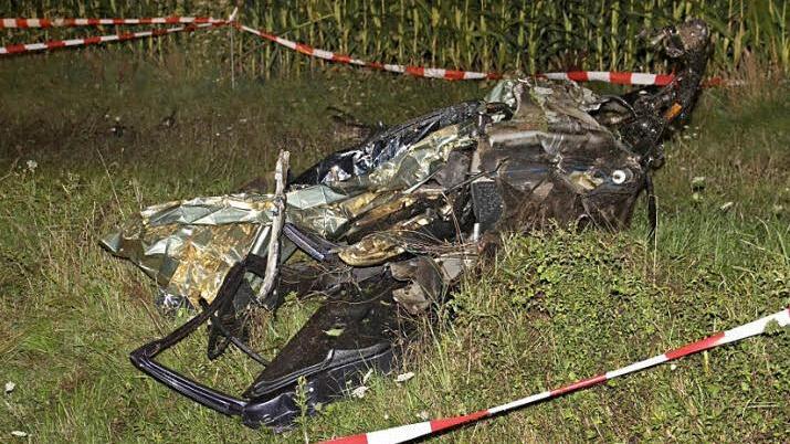 Das abgerissene Vorderteil des Autos lag gut 20 Meter von dem Baum entfernt, an den der BMW geprallt war.