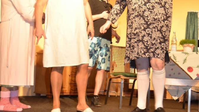 "Rambazamba am Lido Makkaroni" feierte in Tettau Prämiere. Foto: Karl-Heinz Hofmann