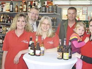 Conny Feth, Birgit Wagner, Friedrich Wagner sowie Tochter Melanie und Enkelin Lea freuen sich mit Wiesentheids Bürgermeister Dr. Werner Knaier auf die Eröffnungstage im Getränke-Center.