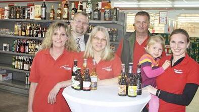 Conny Feth, Birgit Wagner, Friedrich Wagner sowie Tochter Melanie und Enkelin Lea freuen sich mit Wiesentheids Bürgermeister Dr. Werner Knaier auf die Eröffnungstage im Getränke-Center.