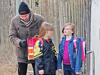 Charlotte Lerner (rechts) mimt Daniela Kofer, eine Freundin der vermissten Peggy. Die neunjährige Neuenmarkterin stand unter Anleitung von Regisseur Rudolf Schweiger (links). Die Identität der Peggy-Darstellerin (Mitte) bleibt auf Wunsch der Eltern geheim. Foto: privat